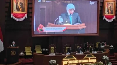 Khofifah Indar Parawansa menyampaikan perubahan APBD Jatim 2026 di DPRD Jawa Timur