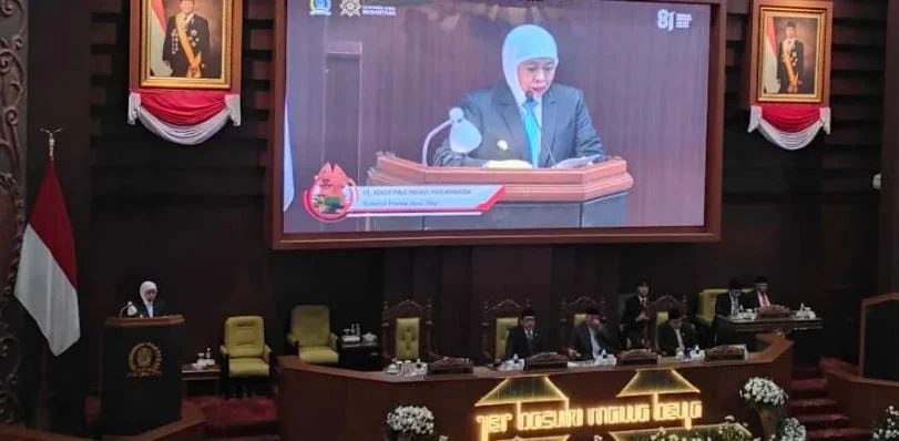 Khofifah Indar Parawansa menyampaikan perubahan APBD Jatim 2026 di DPRD Jawa Timur