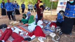Tim medis Puskesmas Giligenting menangani peserta pingsan saat upacara HUT ke-81 RI