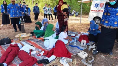 Tim medis Puskesmas Giligenting menangani peserta pingsan saat upacara HUT ke-81 RI
