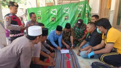 Polsek Gapura melakukan pemeriksaan lokasi warga meninggal di Desa Longos Sumenep.