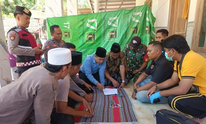Polsek Gapura melakukan pemeriksaan lokasi warga meninggal di Desa Longos Sumenep.