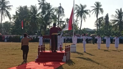 Camat Pragaan Indra Hernawan memimpin upacara HUT ke-81 RI di Desa Pragaan Laok