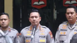 Polisi menemukan pisau dan golok saat demonstrasi di Tosari Jakarta Pusat