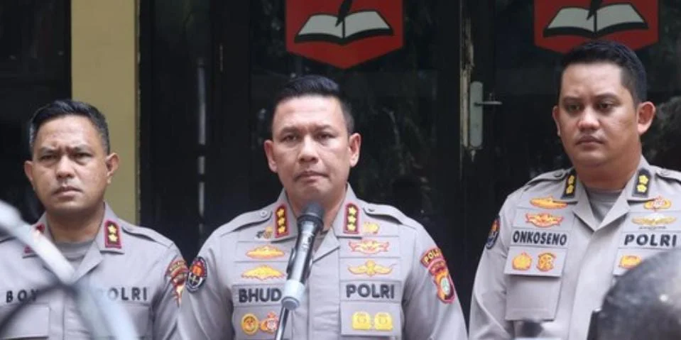 Polisi menemukan pisau dan golok saat demonstrasi di Tosari Jakarta Pusat