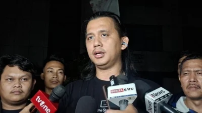 Polisi melakukan olah TKP kebakaran gedung Bapenda DKI Jakarta