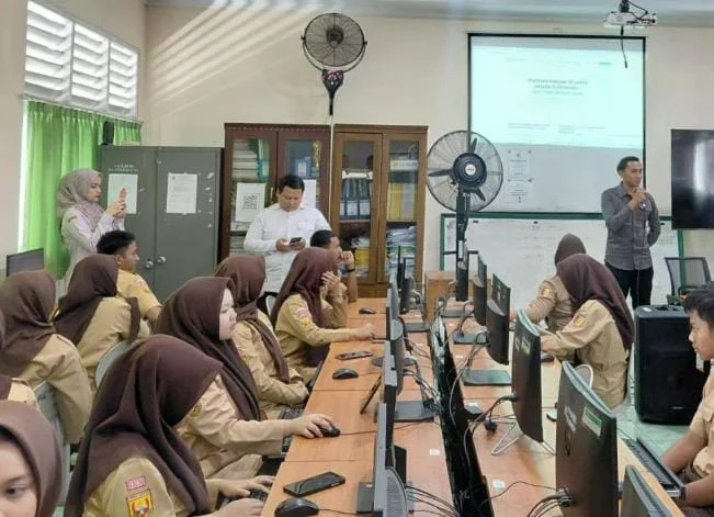 Polres Garut edukasi pelajar SMA SMK MA melalui program Trainer Paham AI