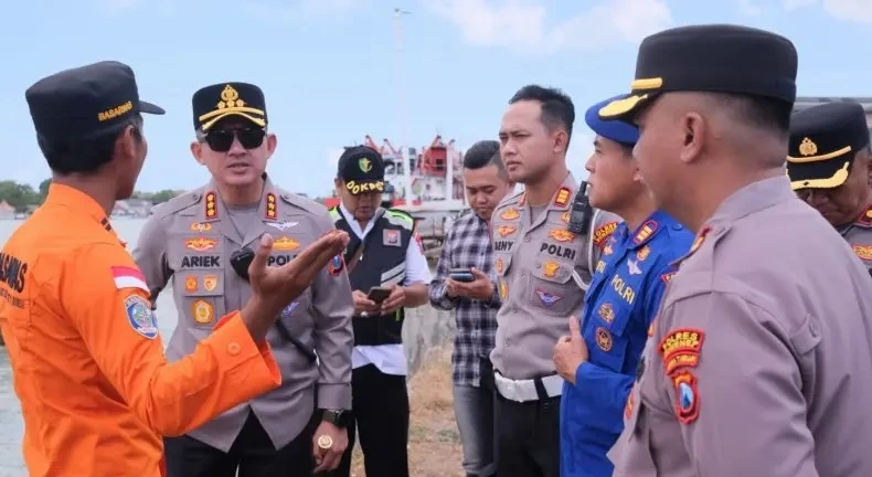 Polresta Sumenep menangani evakuasi penumpang KM Mutiara Sentosa 2 di Pelabuhan Kalianget.