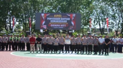 Kapolresta Sumenep Ariek Indra Sentanu menyerahkan bantuan untuk korban gempa