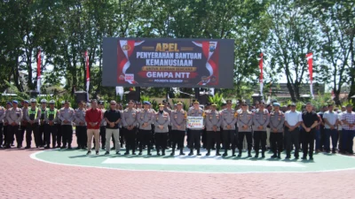 Kapolresta Sumenep Ariek Indra Sentanu menyerahkan bantuan untuk korban gempa
