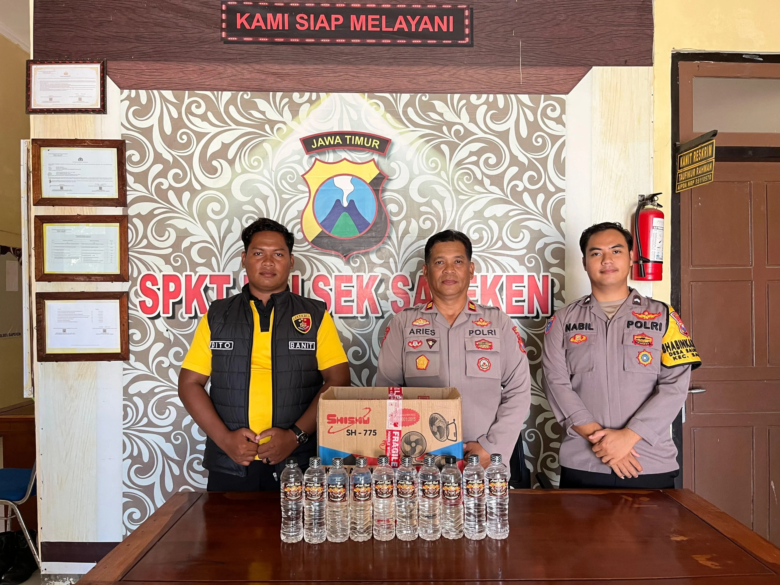 Polsek Sapeken amankan 10 botol Arak Bali Karangasem di Sumenep
