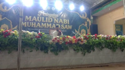 Peringatan Maulid Nabi di Ponpes Al Azizy Sumenep dengan shalawat banjari