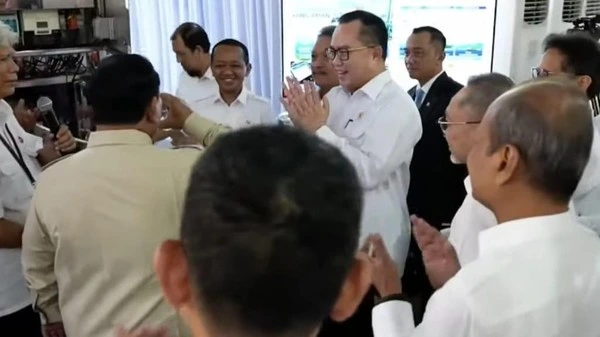 Prabowo Subianto mencoba teknologi BRIN pengolah air laut menjadi air siap minum