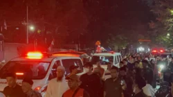 Puluhan ambulans mengiringi jenazah relawan Ahmad Zaki Ali ke TPU Sukabumi Selatan