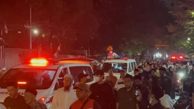 Puluhan ambulans mengiringi jenazah relawan Ahmad Zaki Ali ke TPU Sukabumi Selatan