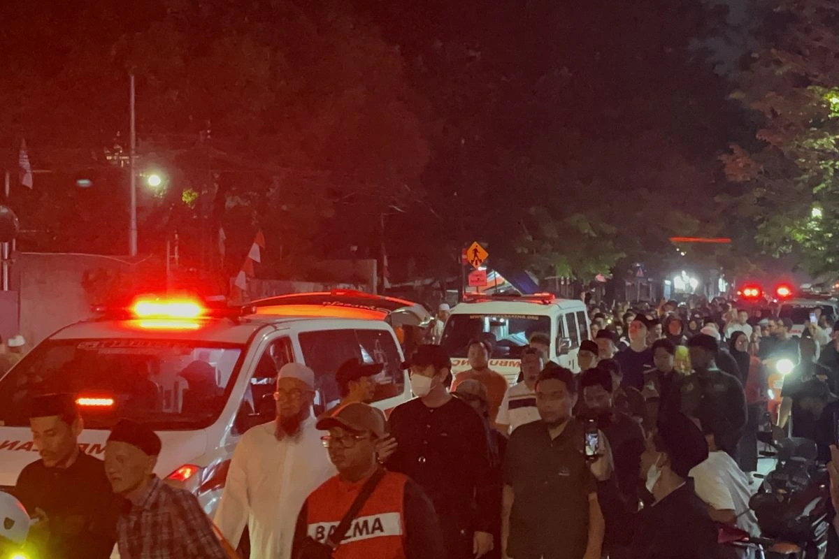 Puluhan ambulans mengiringi jenazah relawan Ahmad Zaki Ali ke TPU Sukabumi Selatan