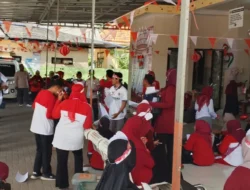 Puskesmas Giligenting Gelar Lomba Giring Bola Lewat Kertas Meriahkan HUT ke-81 RI