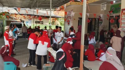Lomba giring bola lewat kertas di Puskesmas Giligenting