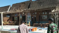 Puting beliung merusak tiga rumah warga di Desa Sopet Situbondo