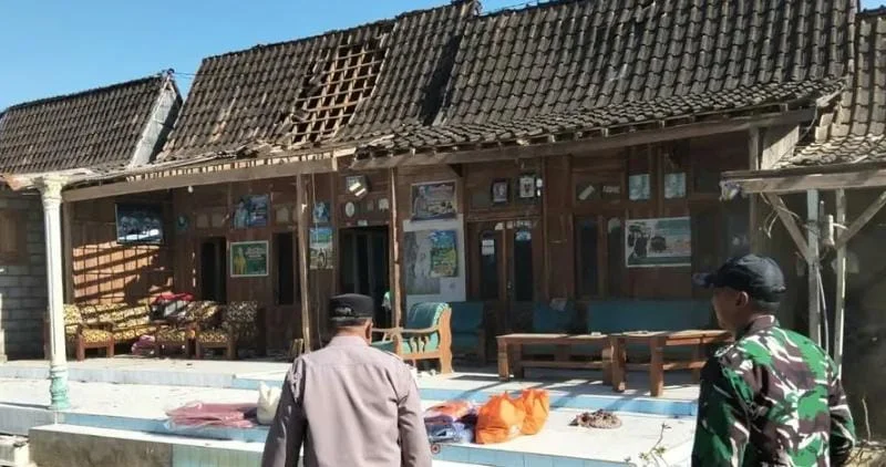 Puting beliung merusak tiga rumah warga di Desa Sopet Situbondo