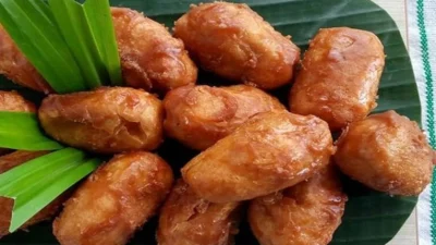 Kue gemblong ketan dengan lapisan gula merah