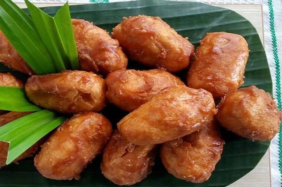 Kue gemblong ketan dengan lapisan gula merah