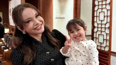 Rossa dan putrinya Raina Mikayla Almahyra