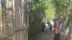 Kegiatan Jumat Bersih siswa SMK Anwaruddin Desa Galis Sumenep menjaga lingkungan sekolah