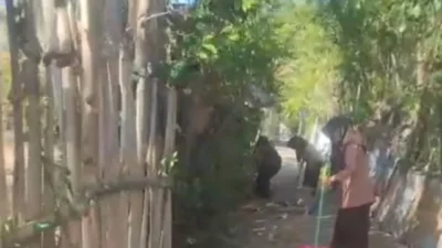 Kegiatan Jumat Bersih siswa SMK Anwaruddin Desa Galis Sumenep menjaga lingkungan sekolah