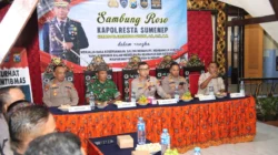 Kapolresta Sumenep Ariek Indra Sentanu berdialog dengan masyarakat Manding dalam Sambung Roso