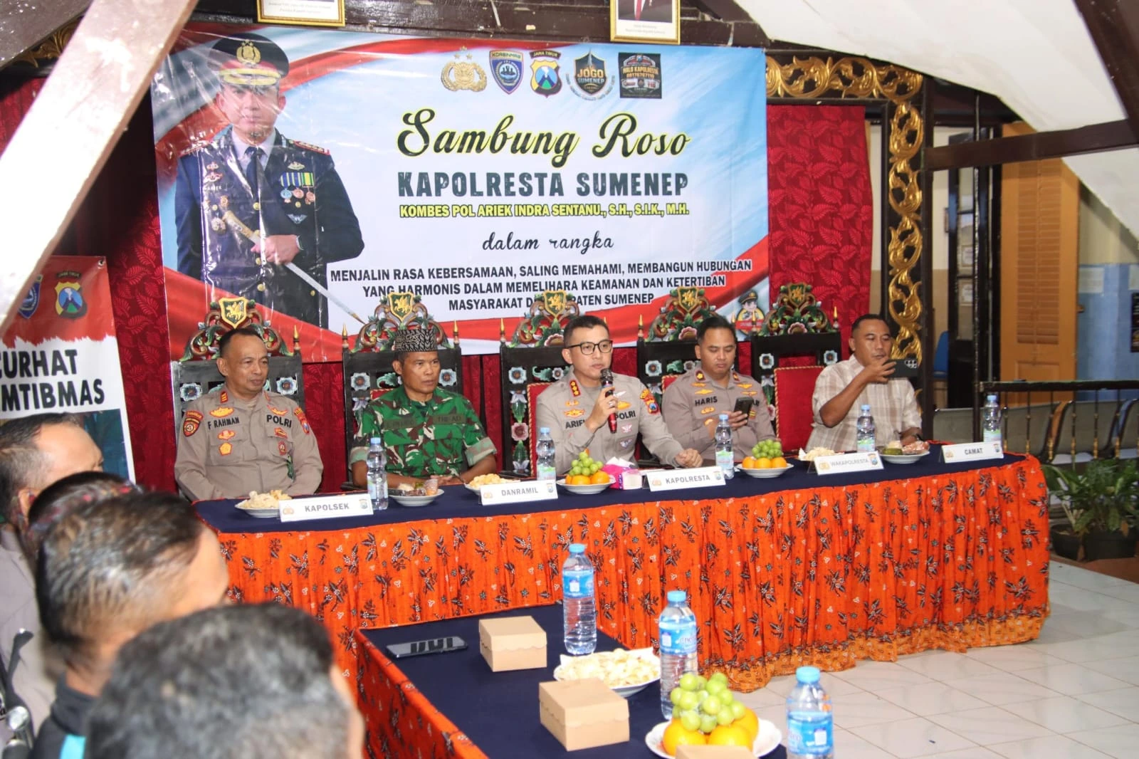 Kapolresta Sumenep Ariek Indra Sentanu berdialog dengan masyarakat Manding dalam Sambung Roso