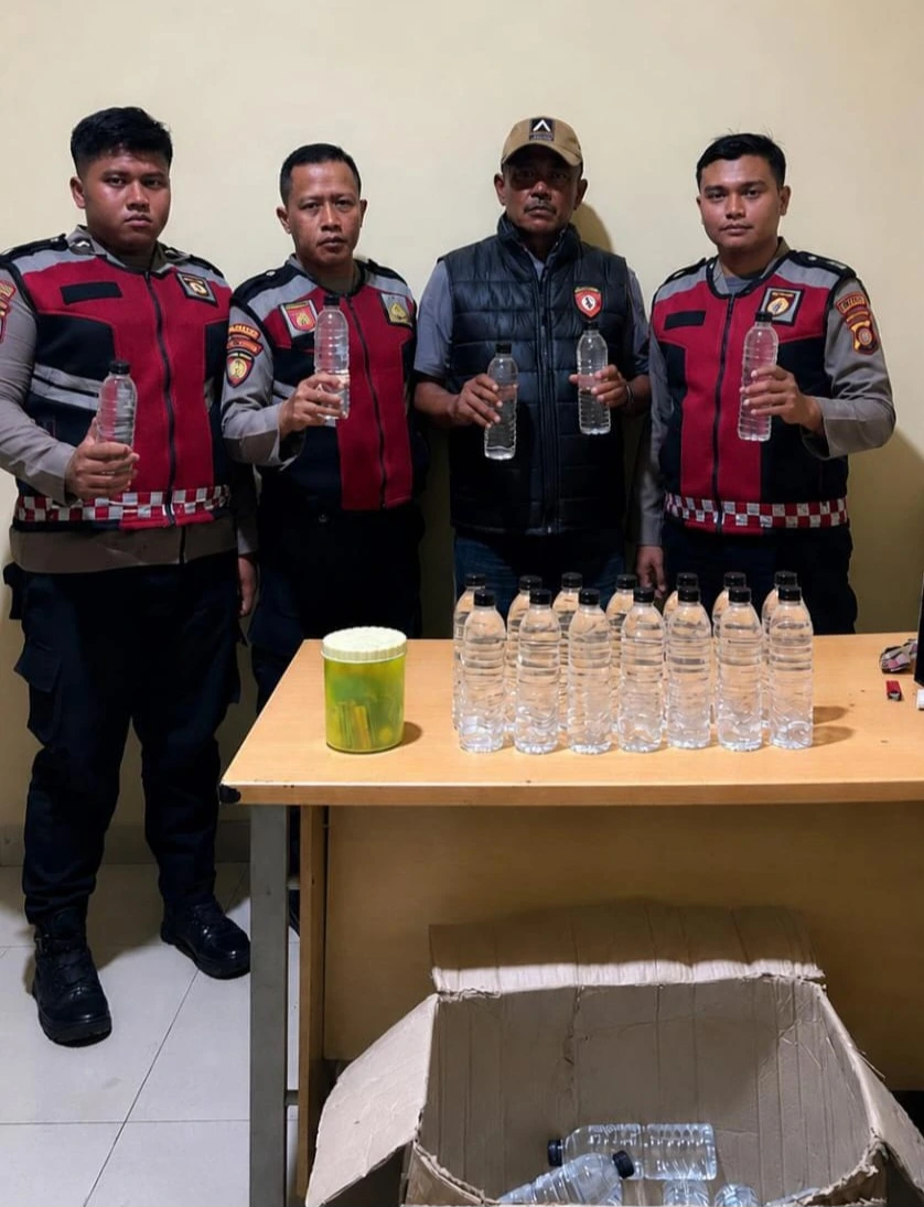 Sat Samapta Polresta Sumenep amankan 51 botol arak tanpa merek.