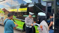 Satlantas Polresta Sumenep melakukan ramp check bus wisata di Labang Mesem