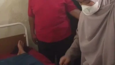 Tim medis Puskesmas Giligenting menangani siswa yang pingsan usai gerak jalan