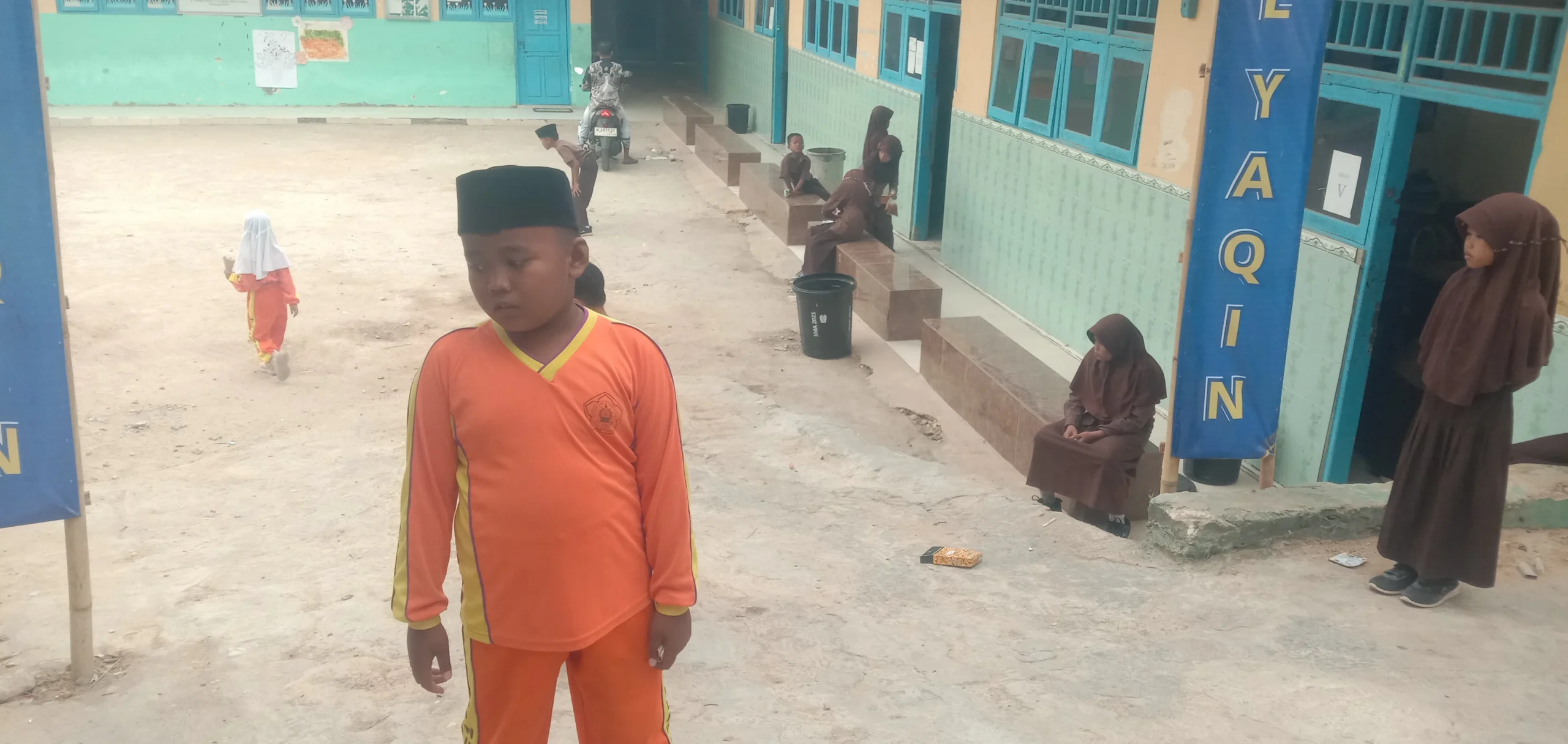 Siswa-siswi Nurul Yaqin Lembung Barat Sumenep semangat mengikuti kegiatan belajar