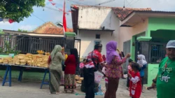 Warga Perumahan BTN Sumenep mengikuti pawai adat HUT ke-81 RI