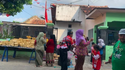Warga Perumahan BTN Sumenep mengikuti pawai adat HUT ke-81 RI