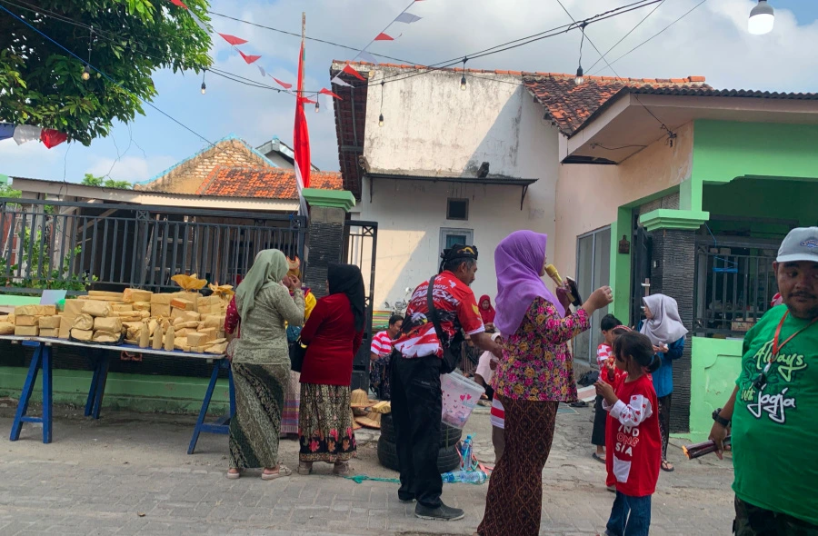 Warga Perumahan BTN Sumenep mengikuti pawai adat HUT ke-81 RI