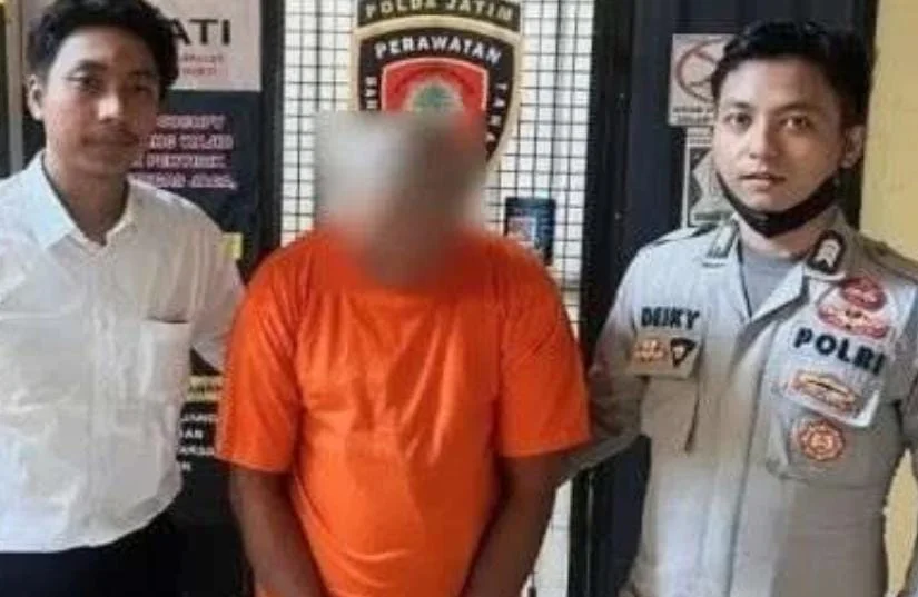 Polisi menangkap pelaku pencurian rumah kosong di Situbondo setelah sembilan bulan buron Naskah ini juga sengaja mempertahankan