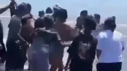 Evakuasi siswa MI Darul Hikmah yang terseret arus di Pantai Cemara Situbondo