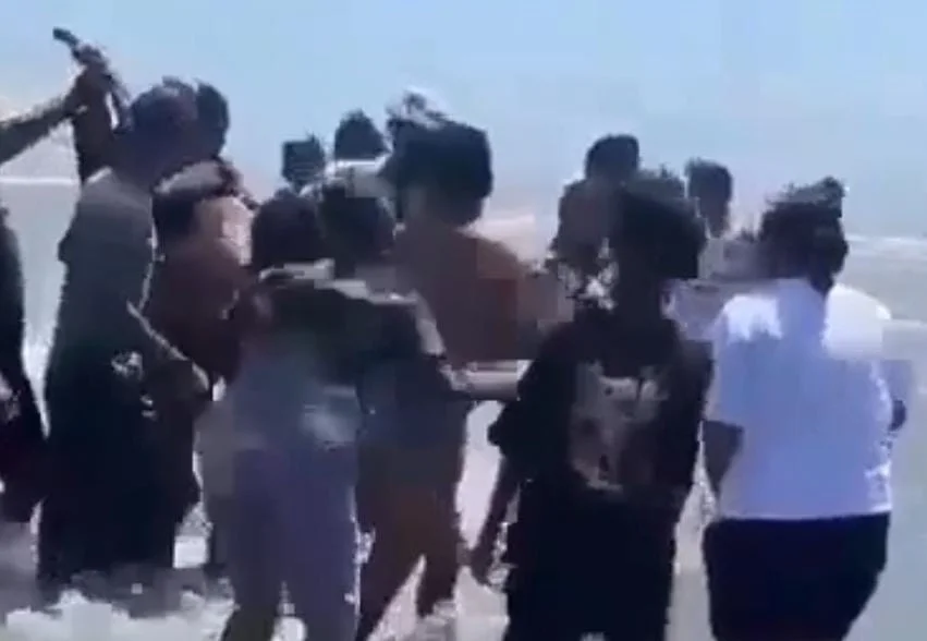 Evakuasi siswa MI Darul Hikmah yang terseret arus di Pantai Cemara Situbondo