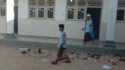 Siswa Madrasah Diniyah Al Azizy Lembung Barat belajar agama pada sore hari