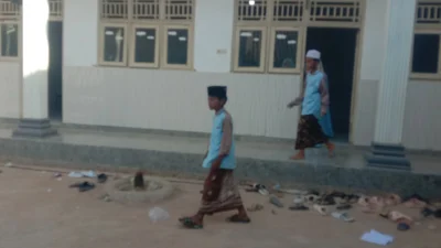 Siswa Madrasah Diniyah Al Azizy Lembung Barat belajar agama pada sore hari