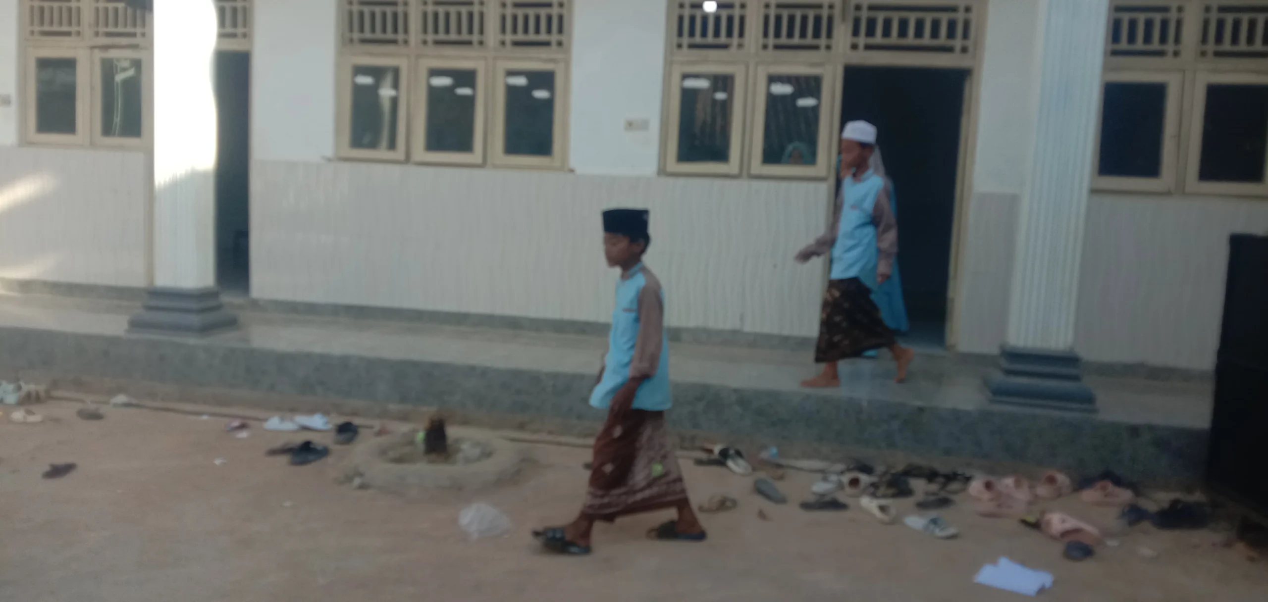 Siswa Madrasah Diniyah Al Azizy Lembung Barat belajar agama pada sore hari