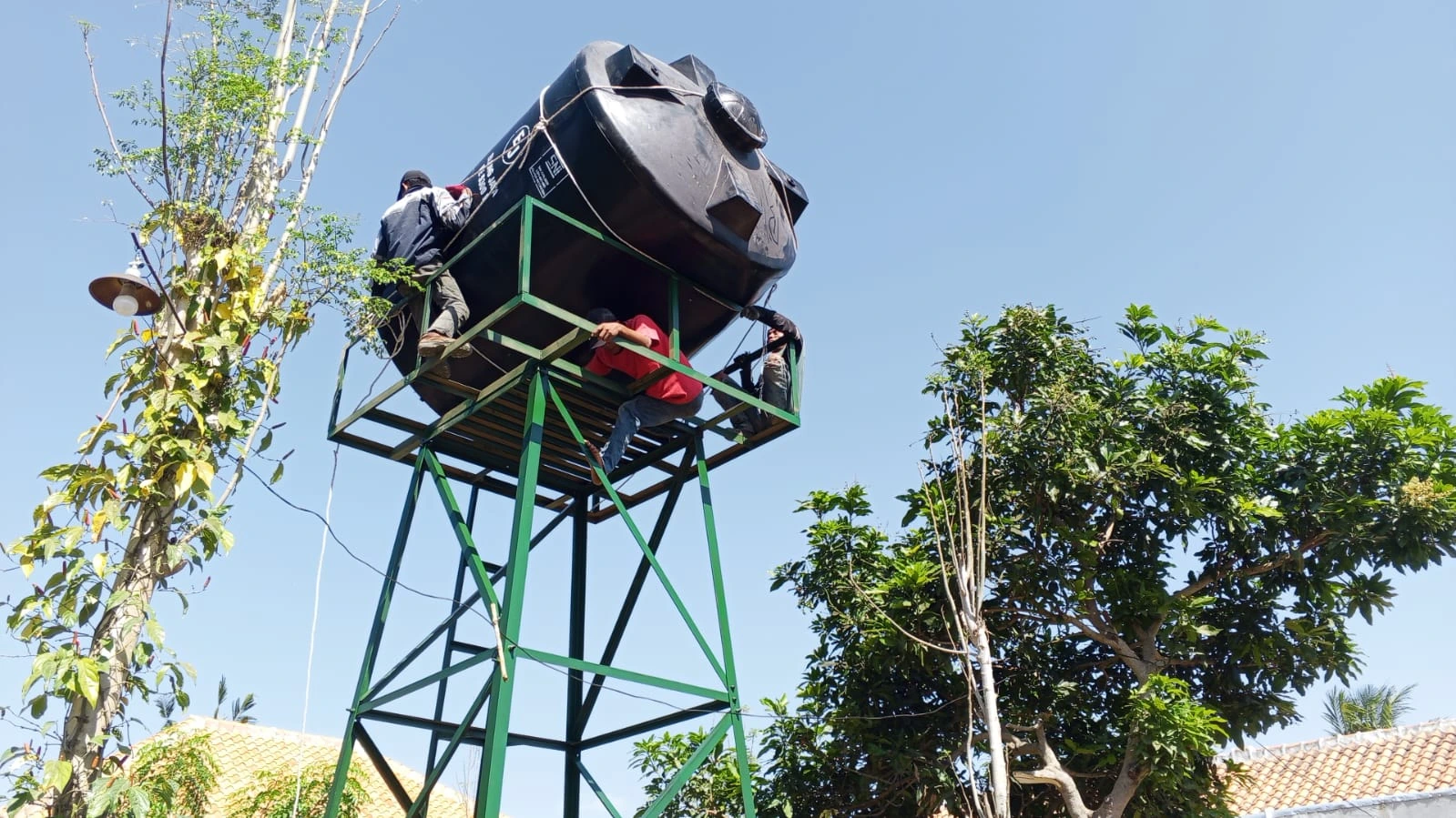 Pemasangan tandon sumur bor Bakti TNI AD di Banjar Timur Sumenep