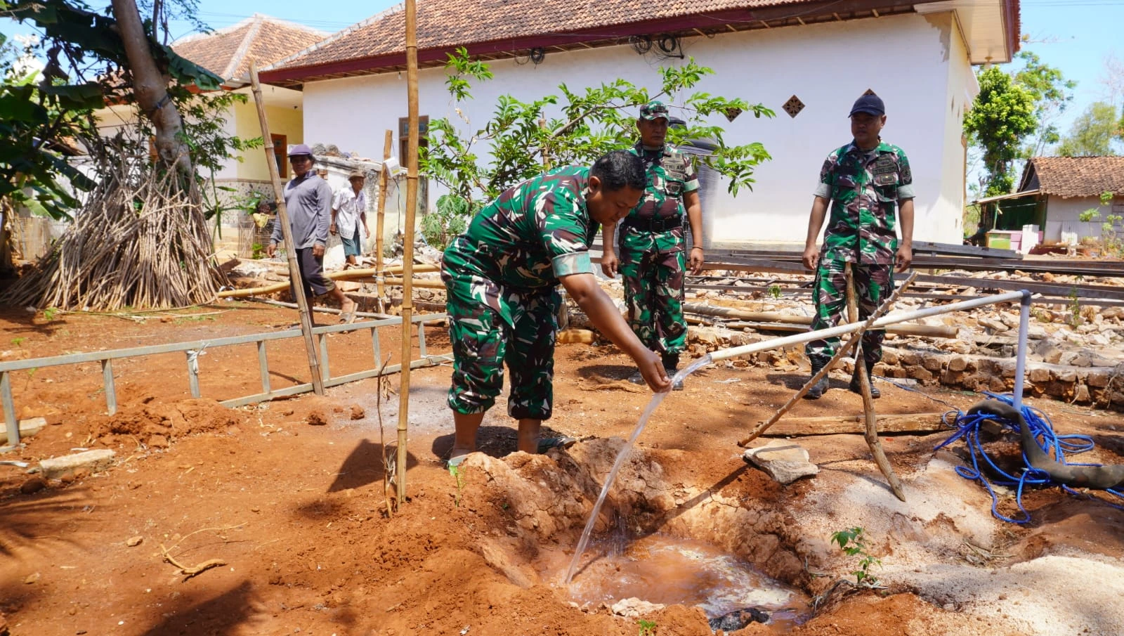 Dandim 0827 Sumenep meninjau pembangunan sumur bor di Talango