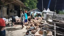 TNI dan warga gotong royong menurunkan material pembangunan Jembatan Sungai Panile di Desa Gapura Tengah, Kecamatan Gapura, Sumenep.