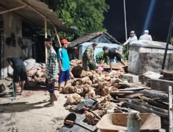 TNI dan Warga Gotong Royong Bangun Jembatan Sungai Panile di Gapura Sumenep hingga Malam Hari