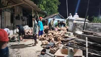 TNI dan warga gotong royong menurunkan material pembangunan Jembatan Sungai Panile di Desa Gapura Tengah, Kecamatan Gapura, Sumenep.