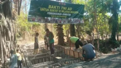 TNI dan warga gotong royong membangun jembatan Desa Tanjung Sumenep